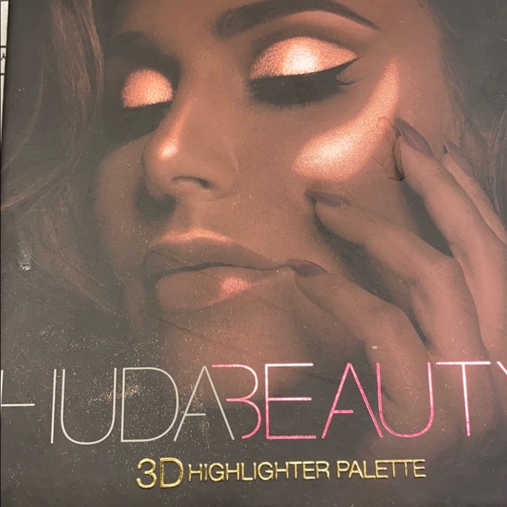 Huda beauty highlighter palette
